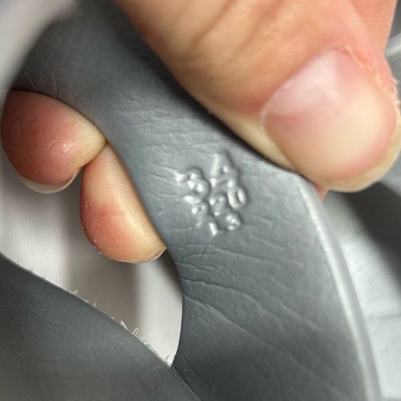 Birkenstock | Silver Gizeh Eva Rubber Sandals Kids Big Girls Size US 3/EU 34 - Picture 9 of 9